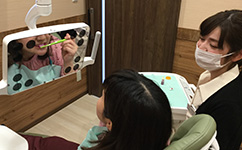 丁寧にブラッシング方法を伝えます