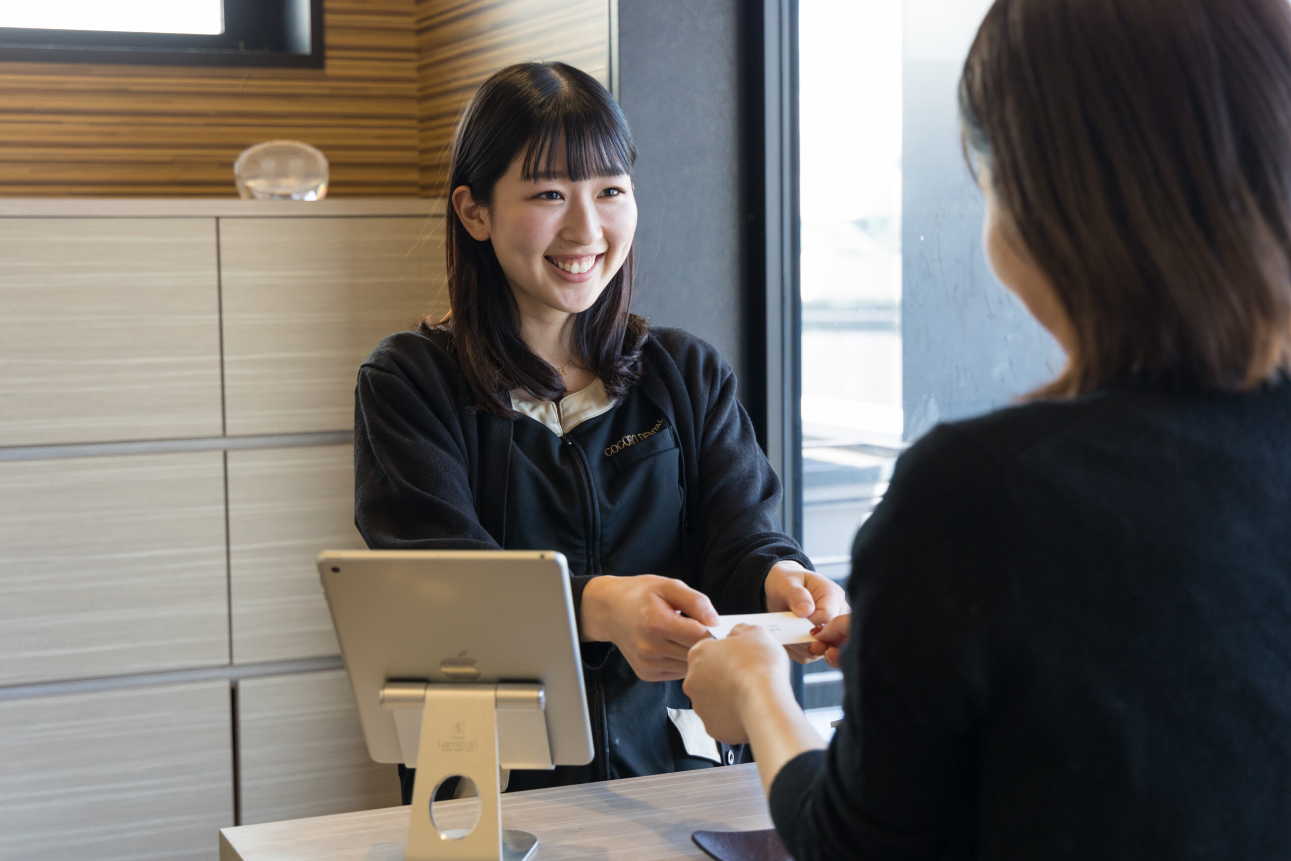 受付でお客様に丁寧にお伝え
